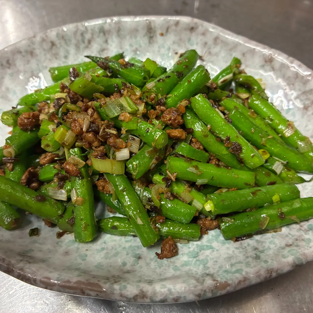 採れたての新鮮なインゲン豆を高温の油でカリッと揚げ火力たっぷ...