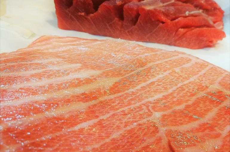 とろける旨さ！南マグロの大トロと中トロ