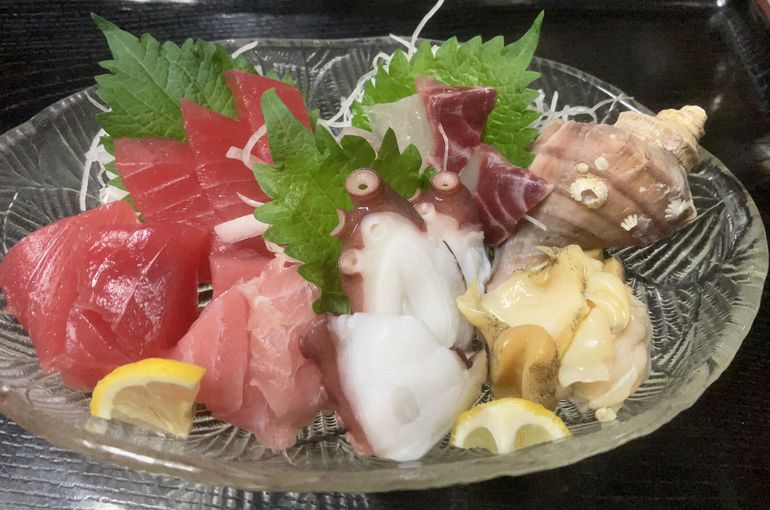 特上の旬のお刺身にサッポロ赤星なら浜松の居酒屋・魚きくで！