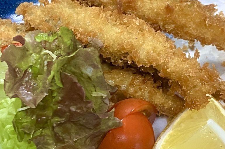 琵琶湖の鮎が入荷しました。風味豊かな鮎フライをお楽しみください。