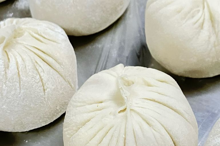 朝から仕込みの肉汁たっぷり小籠包！溢れる肉汁が食欲をそそります！旬の料理に日本酒は浜松市中央区の魚きくで！